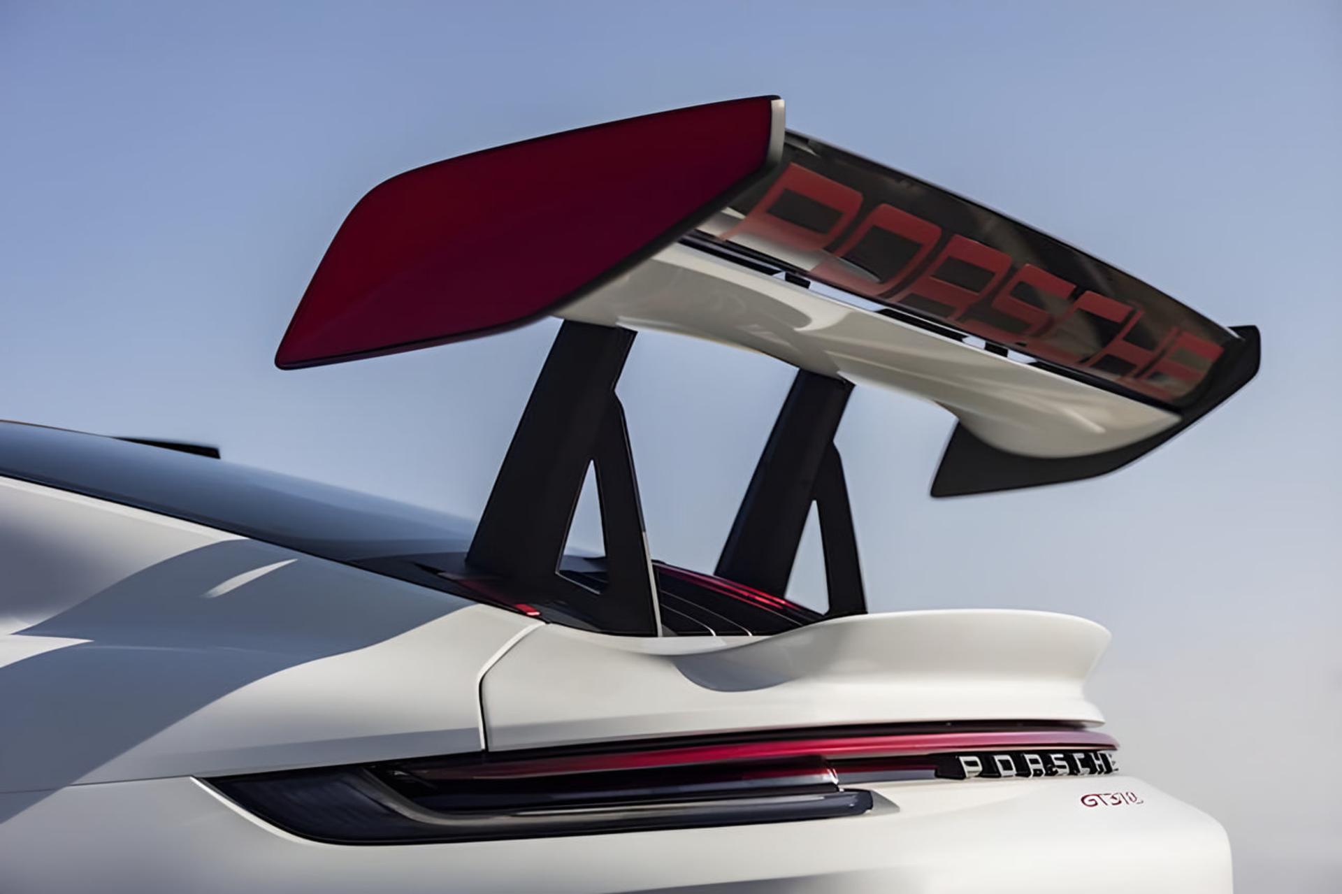 بال عقب بزرگ خودروی پورشه (Porsche) GT3 RS روی بدنه سفید