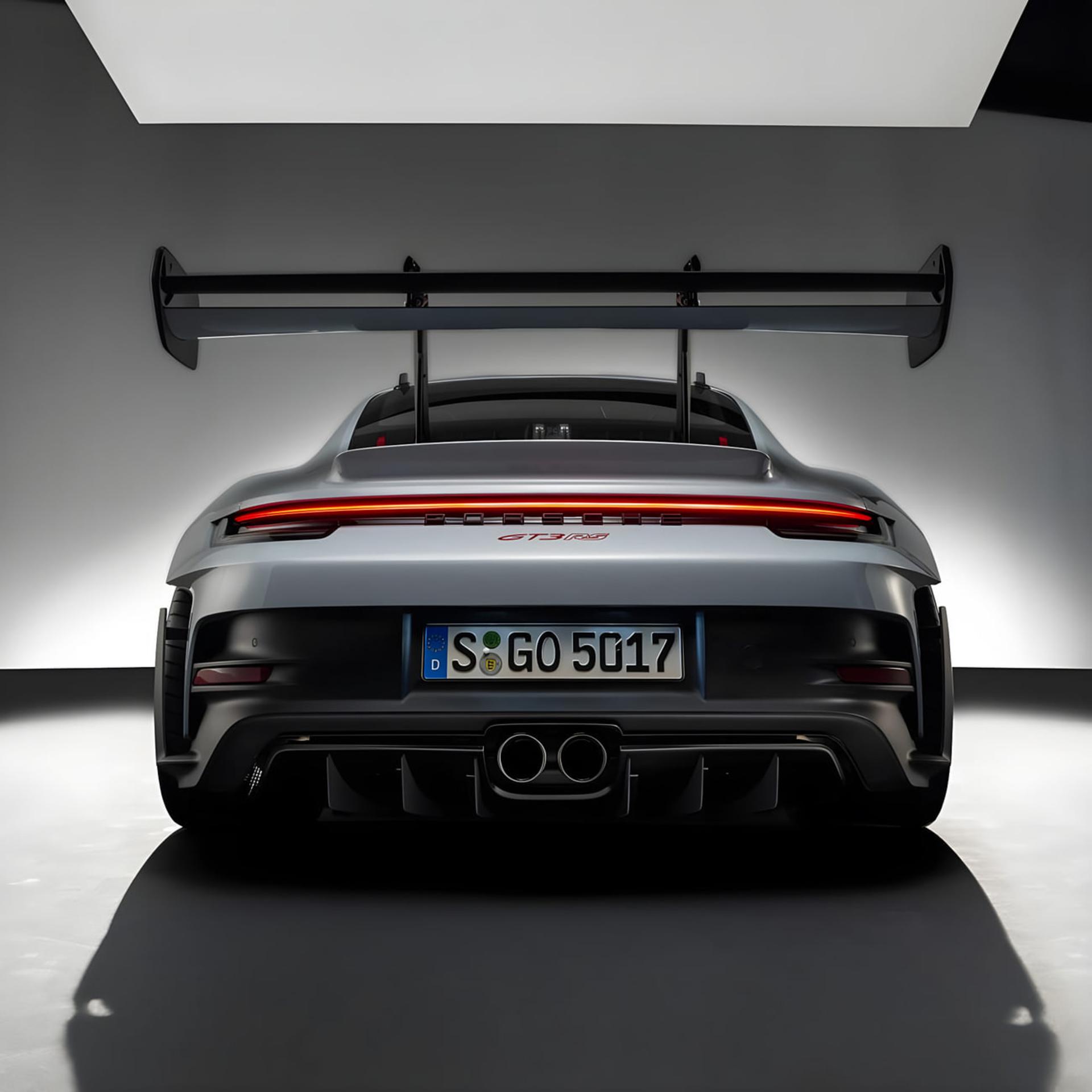 بال عقب بزرگ خودروی پورشه (Porsche) مدل GT3 RS در نمای عقب