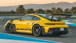 خودرو زرد رنگ پورشه (Porsche) مدل GT3 RS در پیست مسابقه