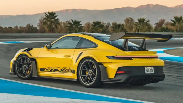 خودرو زرد رنگ پورشه (Porsche) مدل GT3 RS در پیست مسابقه