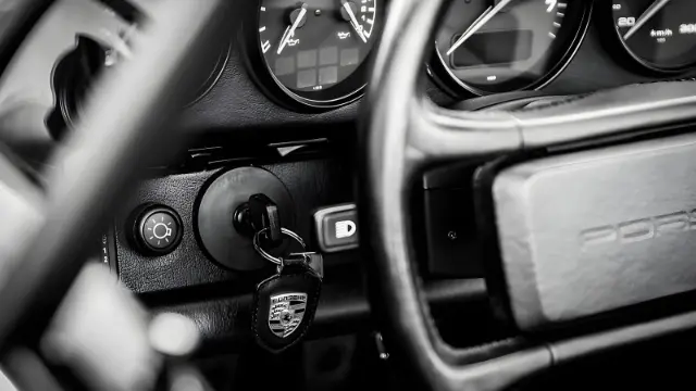 سوئیچ استارت (Ignition Switch) در سمت چپ داشبورد خودروی پورشه (Porsche)