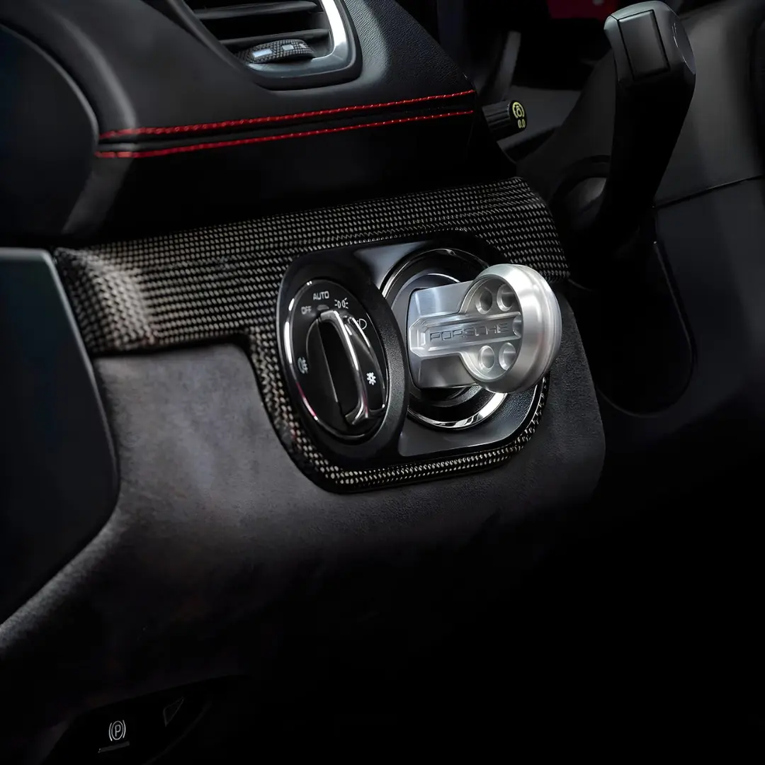 سوئیچ استارت (Ignition Switch) در سمت چپ داشبورد پورشه