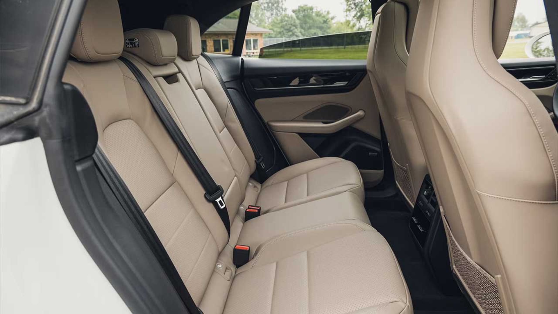 مقایسه پورشه ماکان برقی و بنزینی