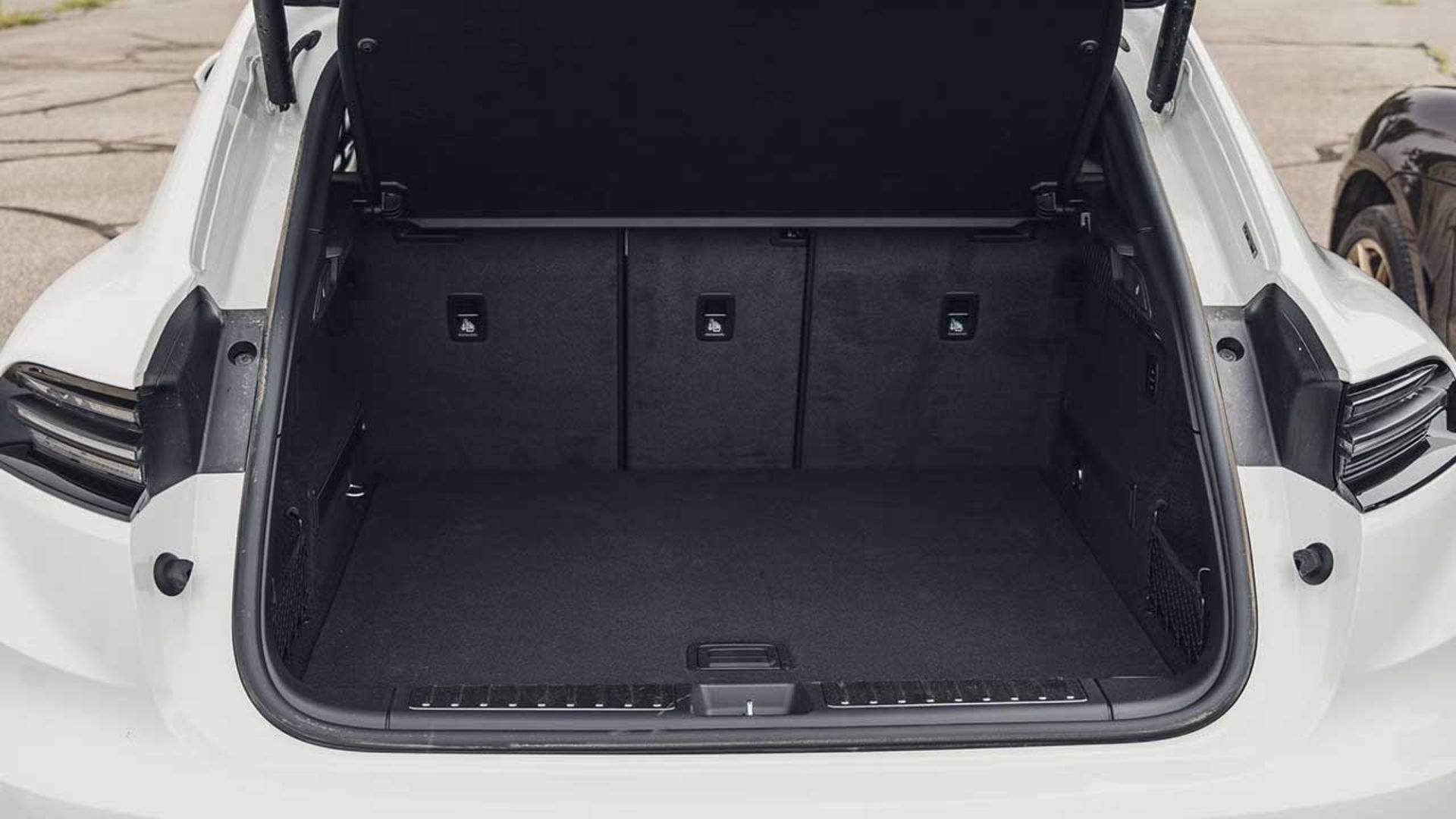 مقایسه پورشه ماکان برقی و بنزینی