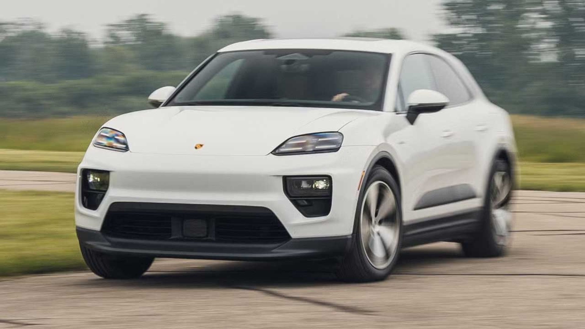 مقایسه پورشه ماکان برقی و بنزینی