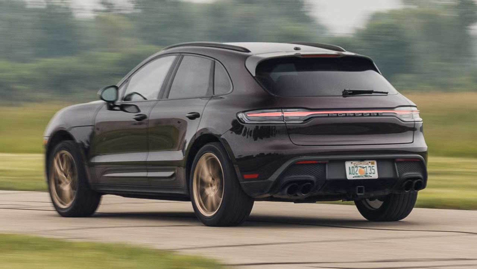 مقایسه پورشه ماکان برقی و بنزینی