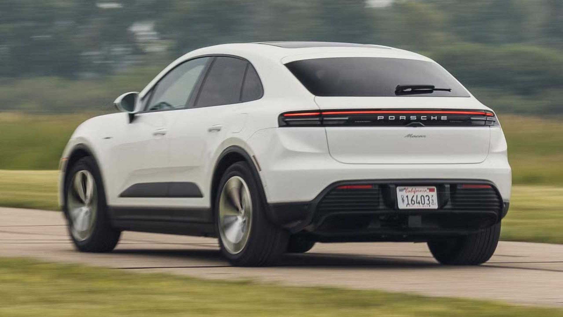 مقایسه پورشه ماکان برقی و بنزینی