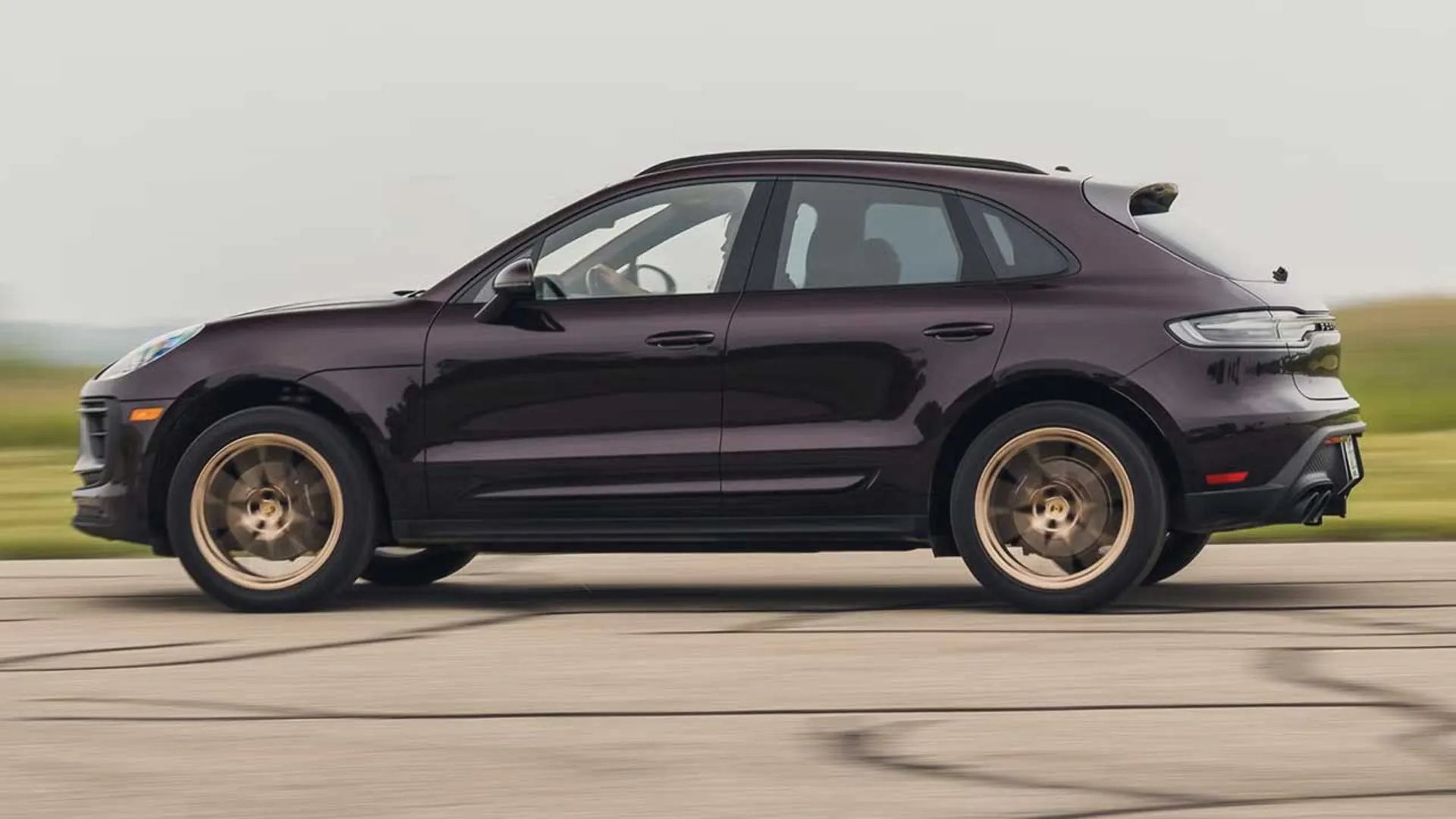 مقایسه پورشه ماکان برقی و بنزینی