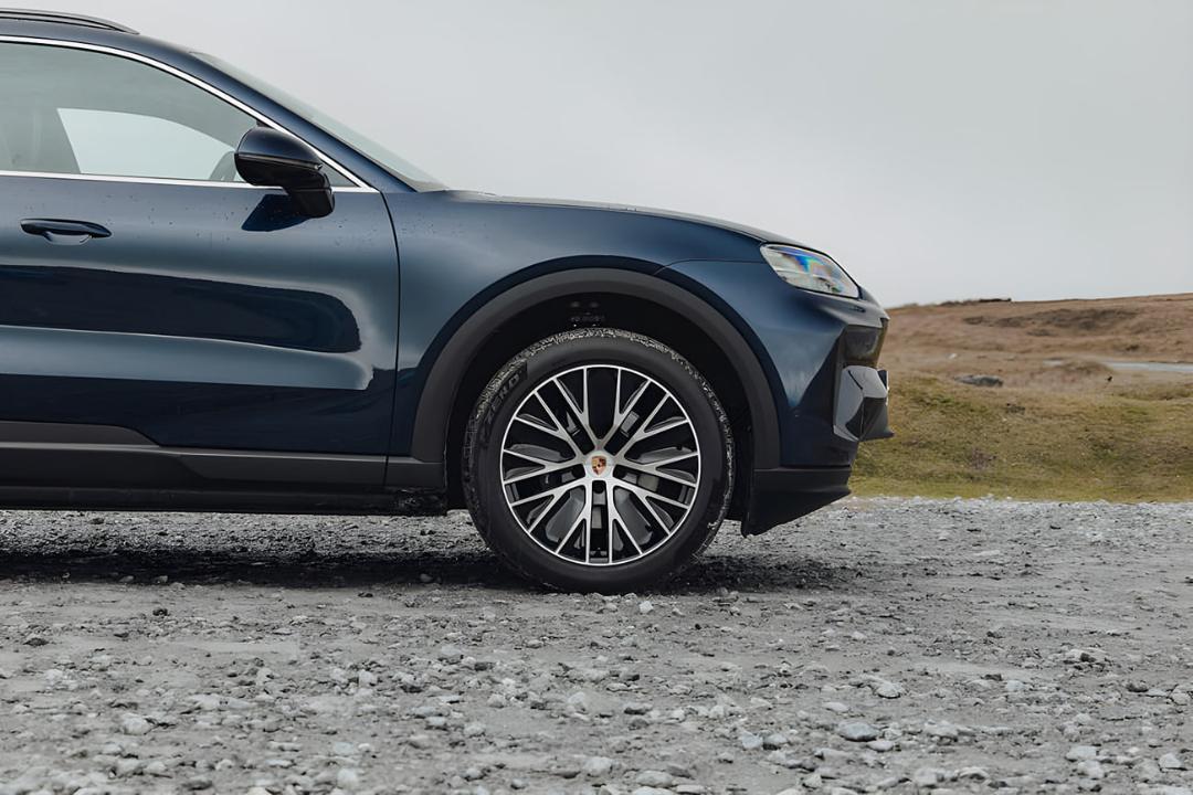 چرخ و رینگ خودروی پورشه کاین (Porsche Macan) روی مسیر خاکی