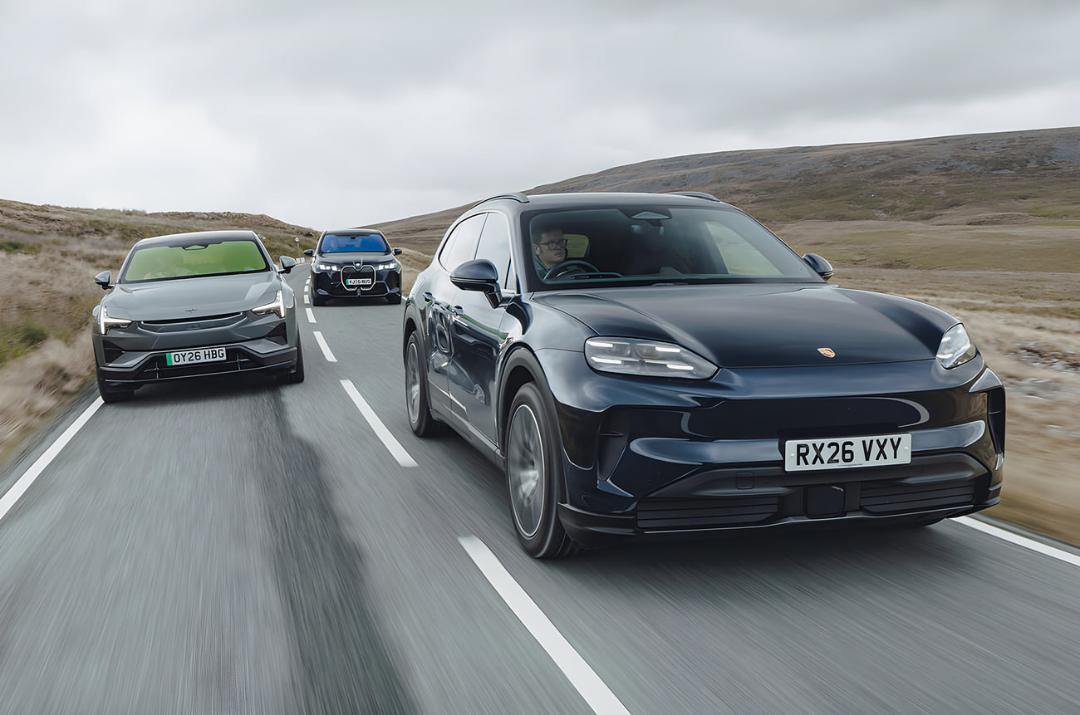 پورشه کاین برقی (Porsche Macan EV) در حال حرکت در جاده در کنار BMW iX و پولستار 3