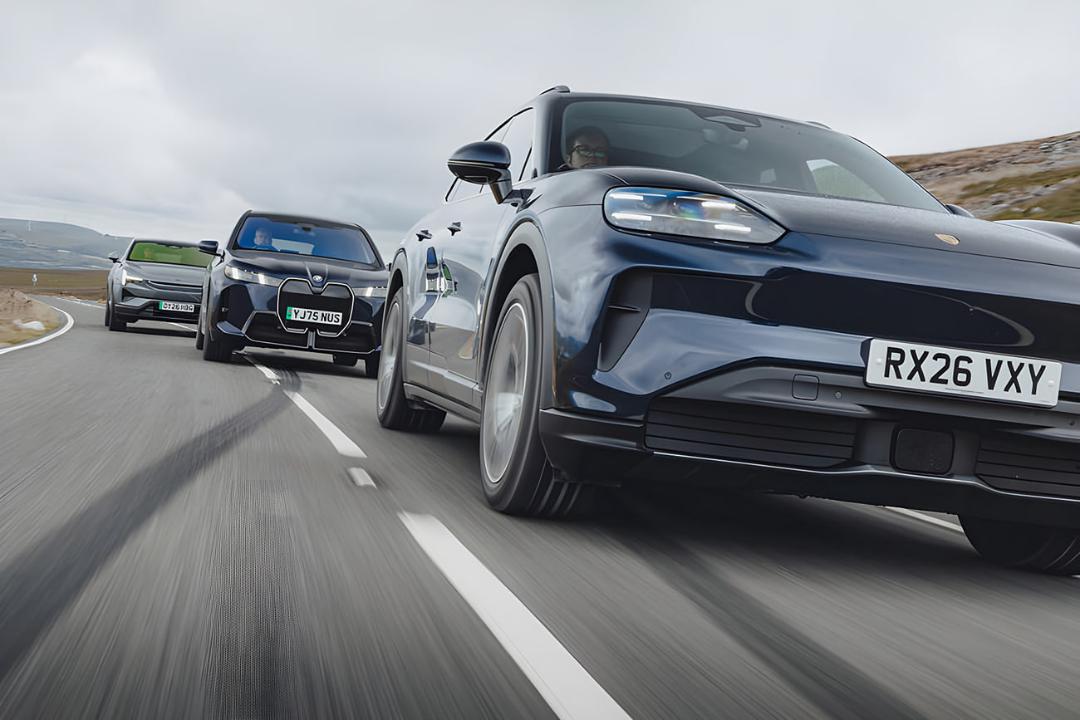 خودرو پورشه کاین برقی (Porsche Macan EV) در حال حرکت در جاده
