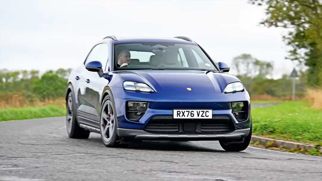 خودرو پورشه ماکان (Porsche Macan) آبی‌رنگ در حال حرکت در جاده