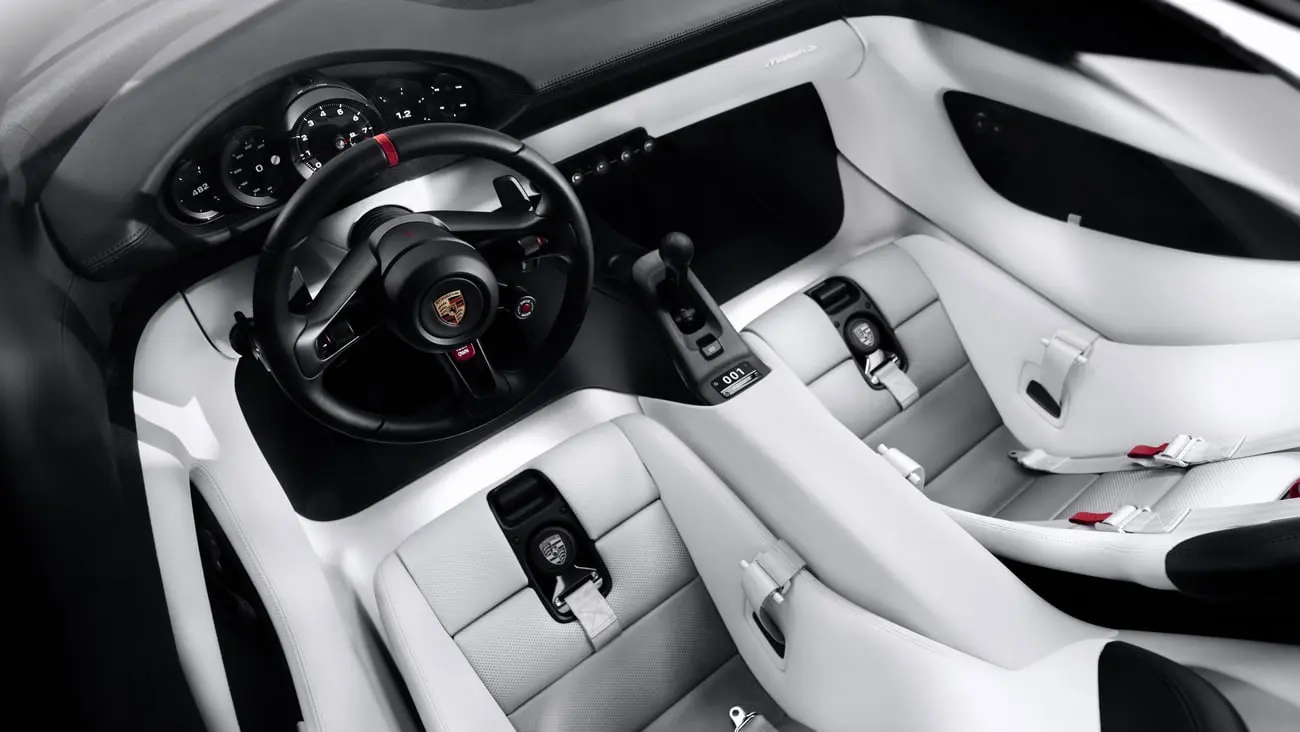 کابین خودروی سوپراسپرت پورشه (Porsche) با طراحی دو رنگ سیاه و سفید