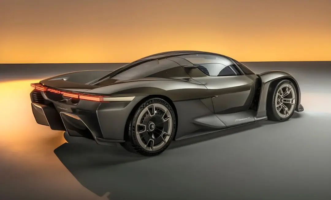 ابرخودروی مفهومی پورشه میشن ایکس (Porsche Mission X) با بدنه تیره در استودیو
