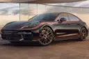 خودروی پورشه پانامرا (Porsche Panamera) با رنگ طلایی و رینگ‌های سفارشی