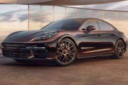 خودروی پورشه پانامرا (Porsche Panamera) با رنگ طلایی و رینگ‌های سفارشی