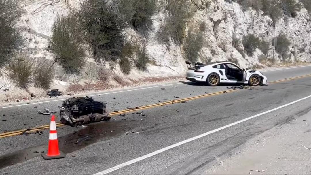 خودروی پورشه تایکان (Porsche Taycan) با درهای باز در کنار جاده کوهستانی