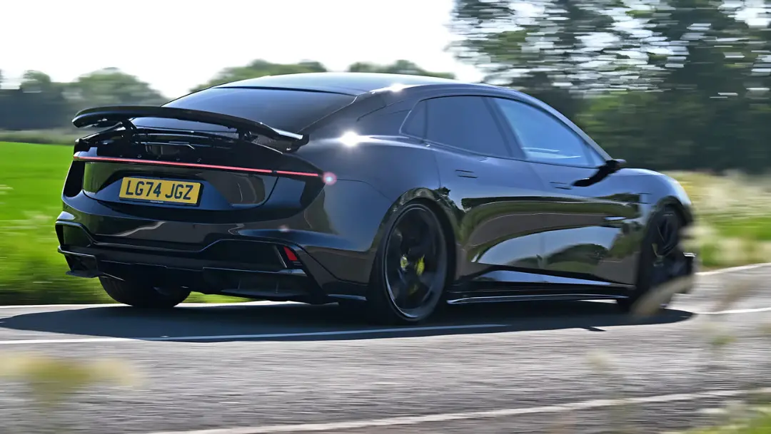 خودرو پورشه تایکان (Porsche Taycan) در حال حرکت در جاده