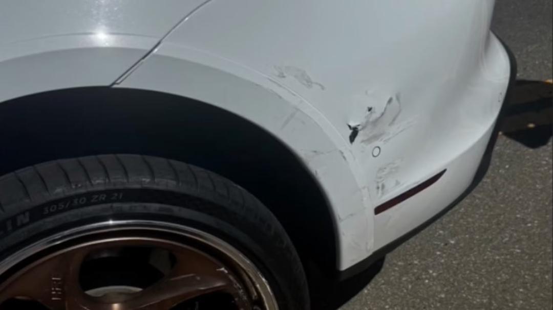 خراش و آسیب روی بدنه سفید خودروی پورشه تایکان (Porsche Taycan)