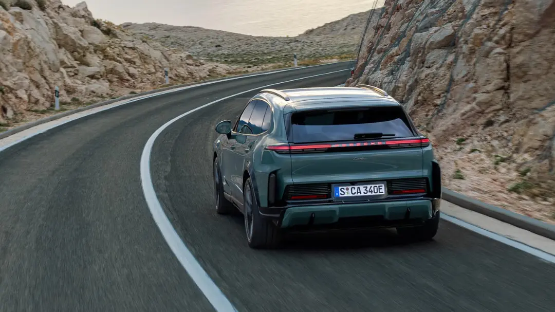خودرو پورشه تایکان کراس توربو (Porsche Taycan Cross Turbo) در حال حرکت در جاده کوهستانی