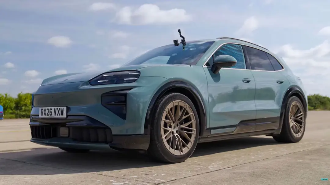 خودروی برقی پورشه کاین تور (Porsche Taycan) با رنگ آبی کمرنگ در فضای باز