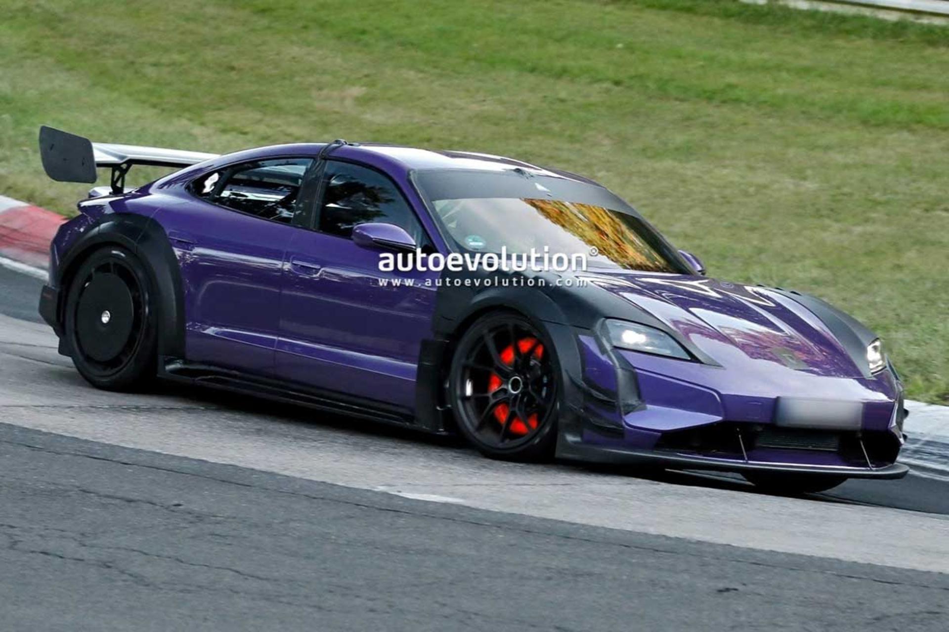 پورشه تایکان GT4 RS 