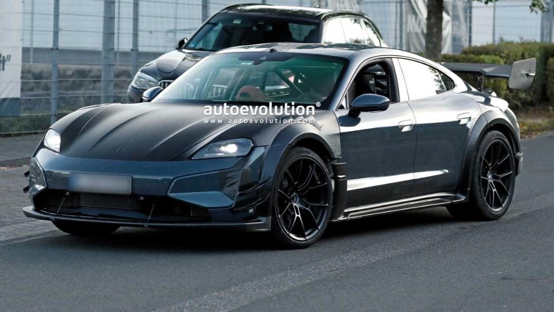 پورشه تایکان GT4 RS 