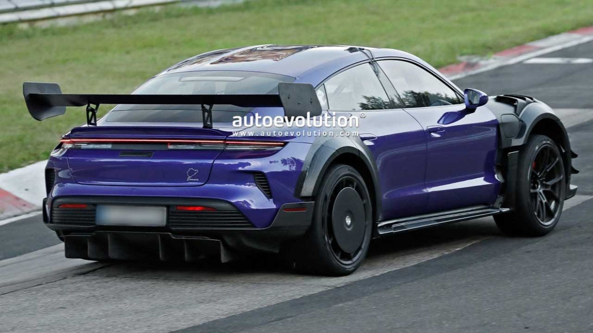 پورشه تایکان GT4 RS 