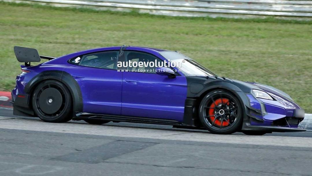 پورشه تایکان GT4 RS 