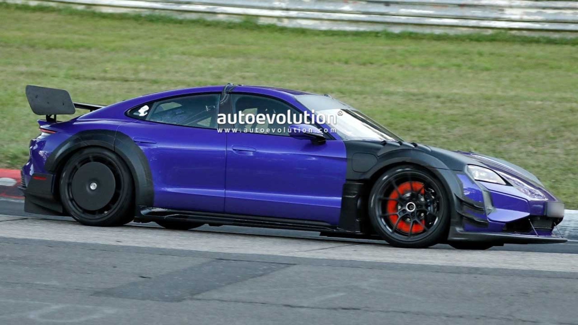 پورشه تایکان GT4 RS 