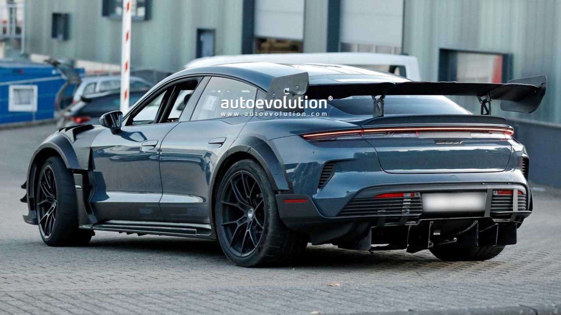 پورشه تایکان GT4 RS 