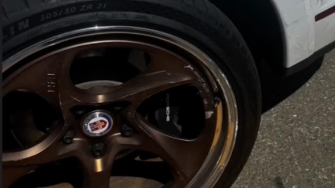 رینگ برنزی پورشه (Porsche) با خراش‌های سطحی روی لبه چرخ