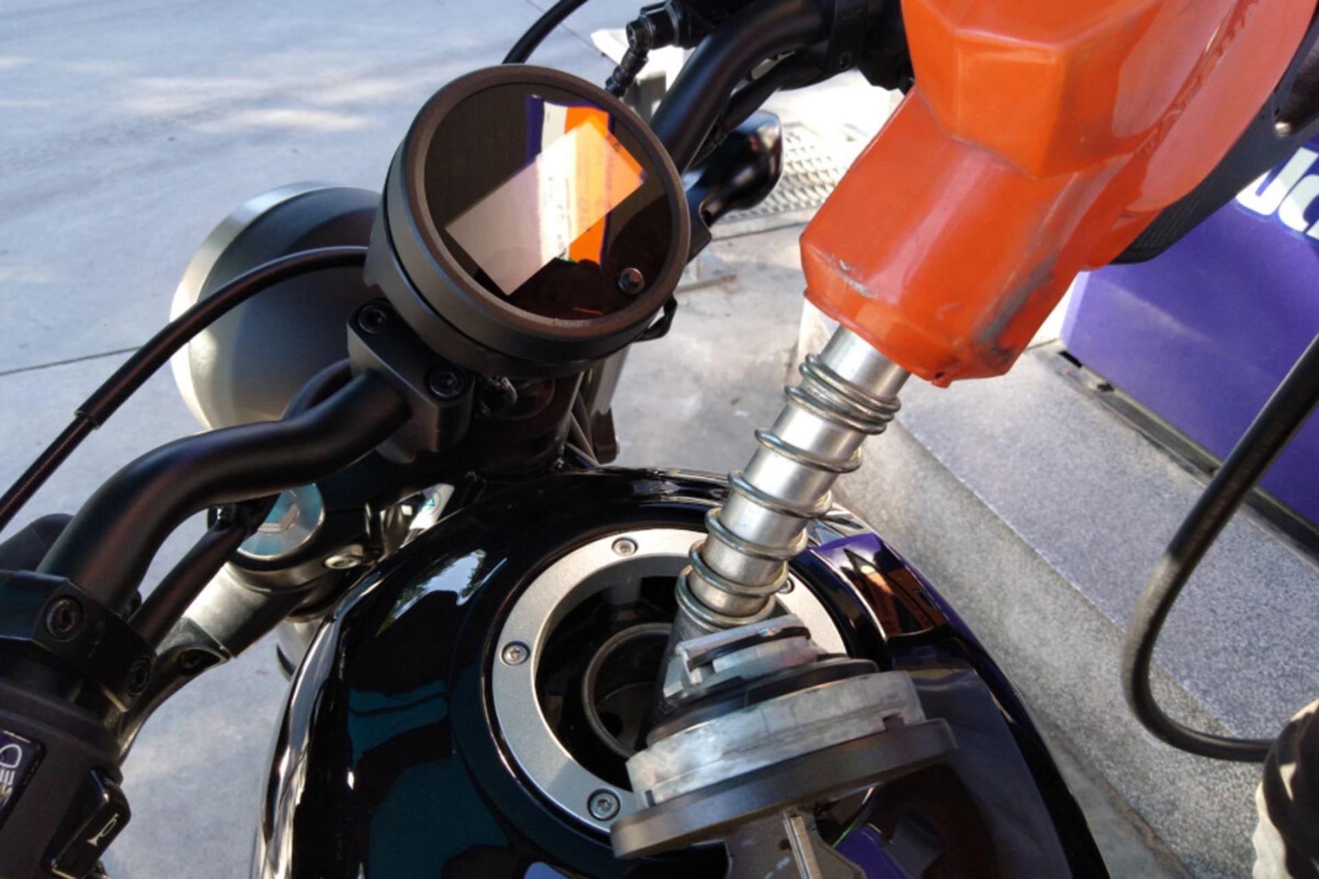 بنزین در باک موتورسیکلت