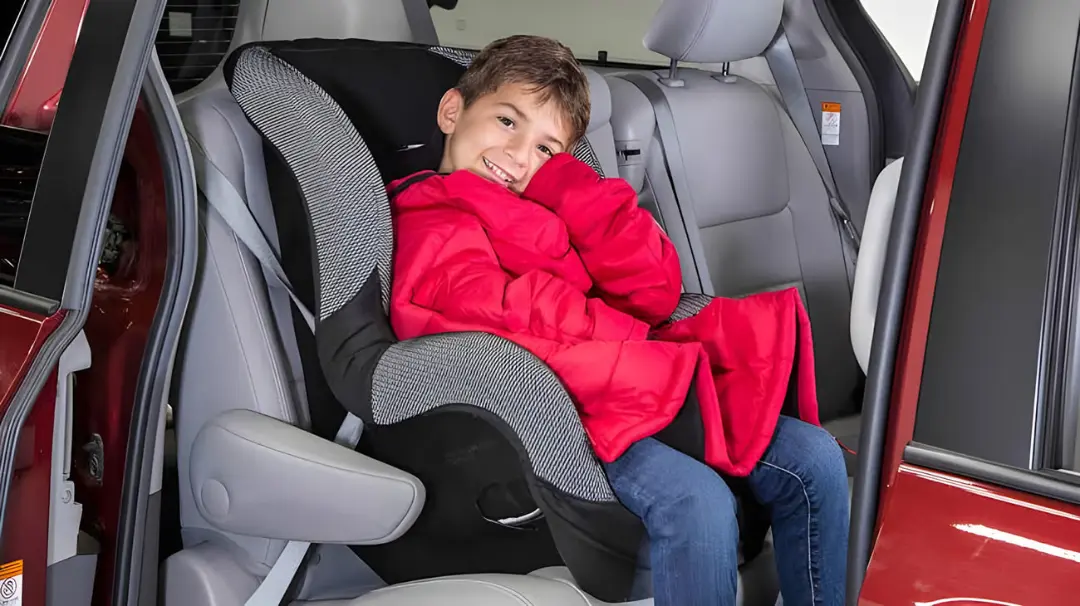 کودک با کاپشن پف‌دار (Puffy Jacket) روی صندلی ایمنی خودرو 