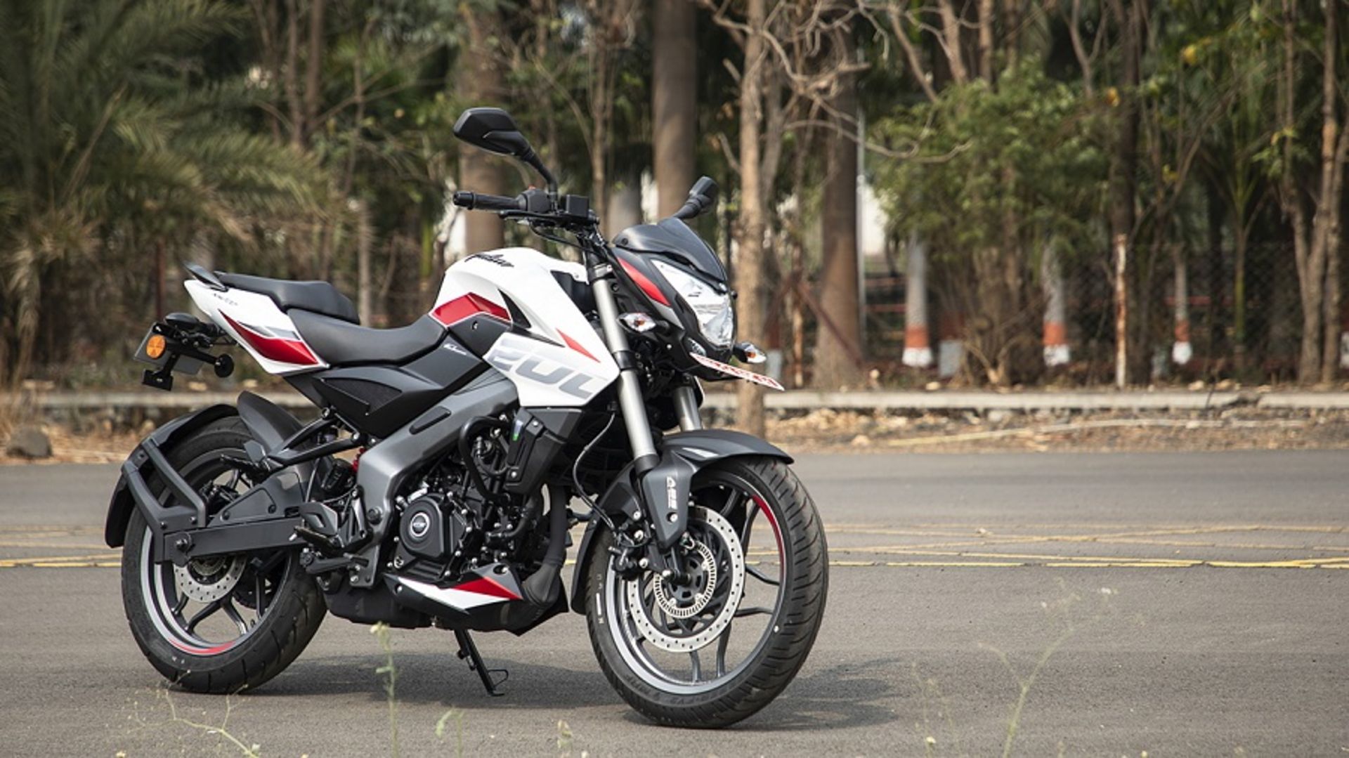 باجاج ns200