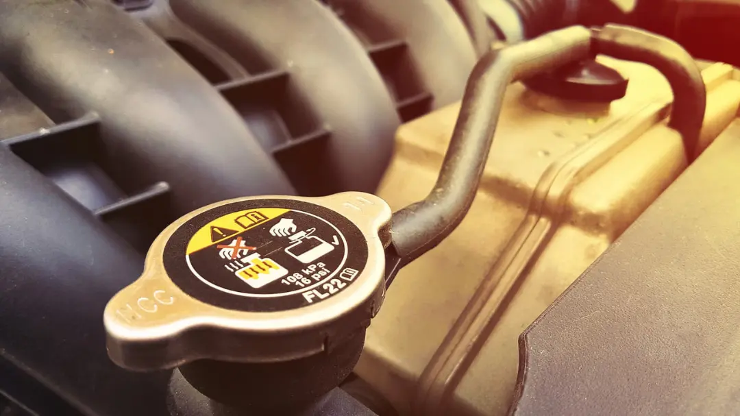 درپوش رادیاتور (Radiator Cap) روی موتور خودرو در نزدیکی مخزن انبساط