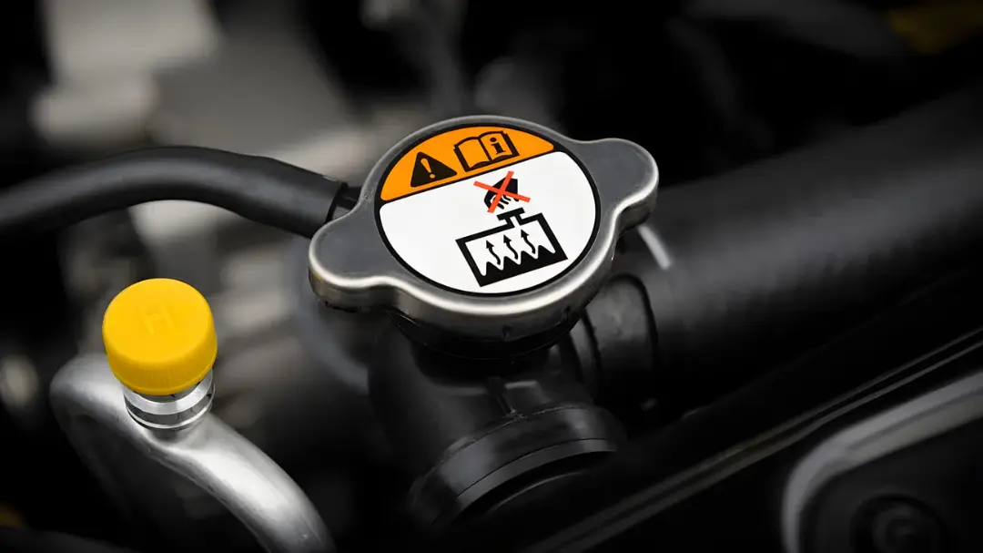 درپوش رادیاتور (Radiator Cap) روی لوله سیاه موتور خودرو