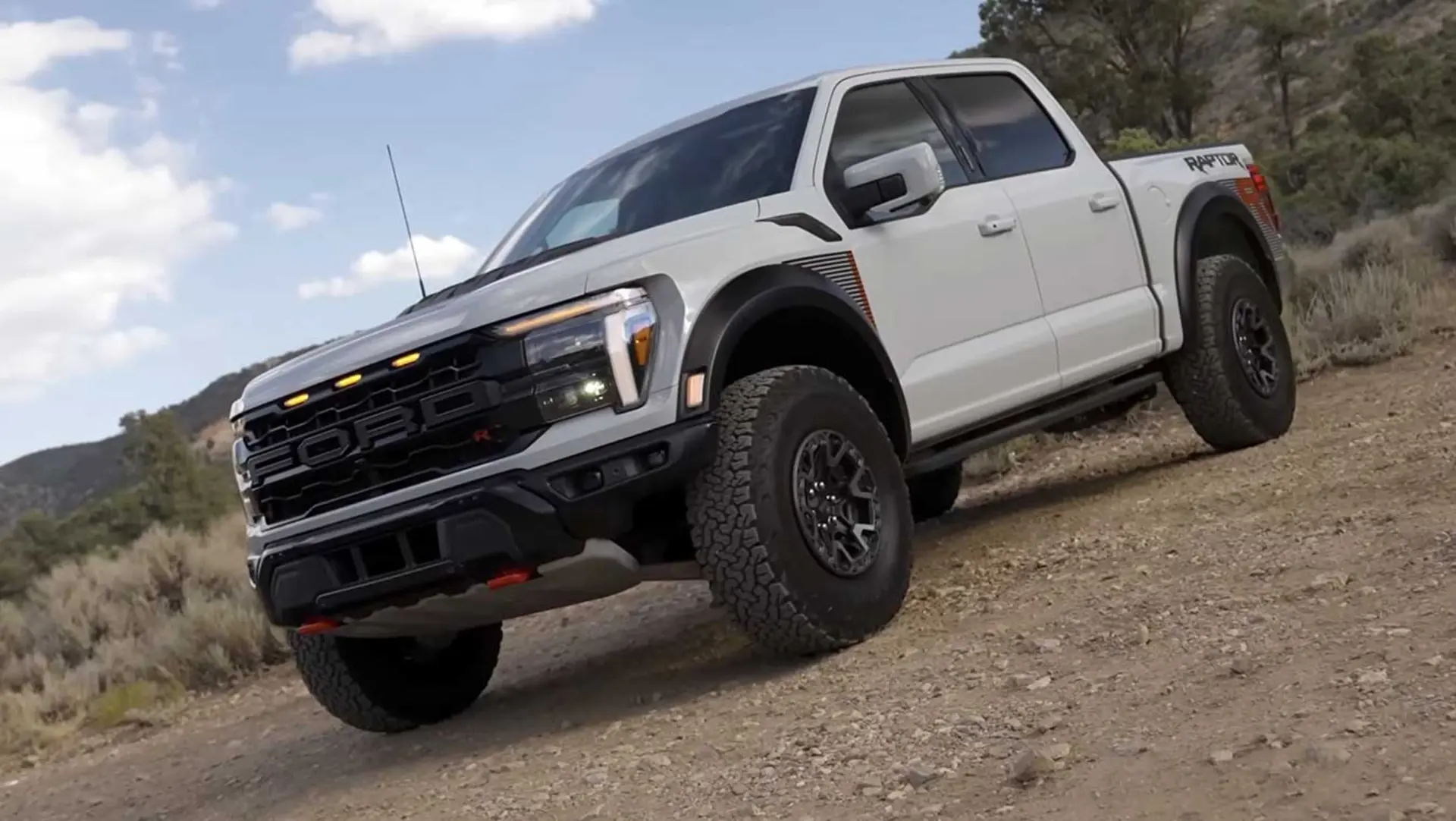 فورد رپتور R (Ford Raptor R) سفید در حال حرکت در مسیر ناهموار کوهستانی