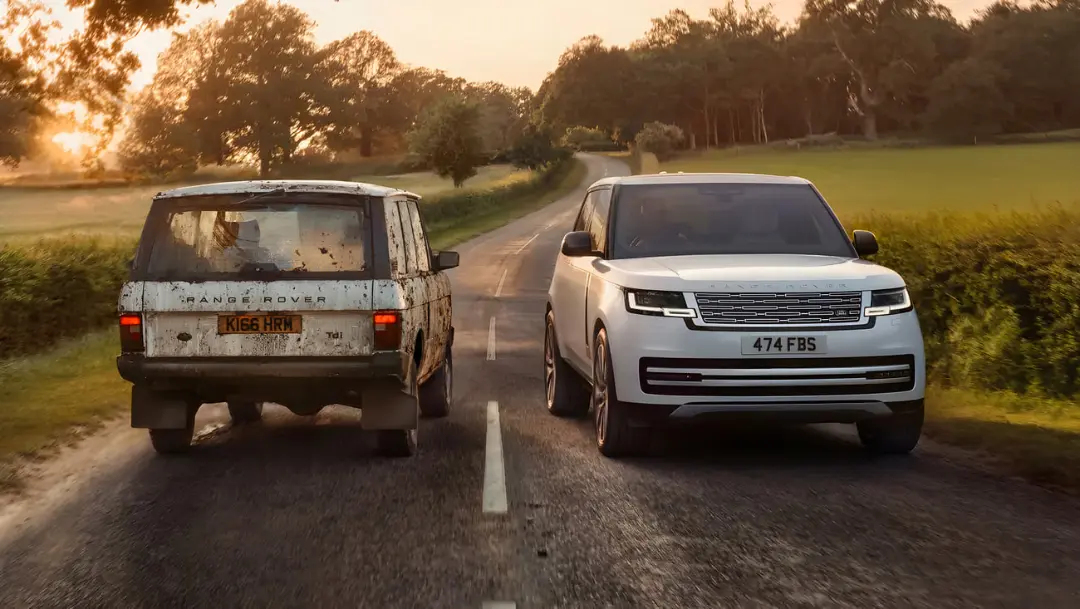 دو خودروی رنج‌روور (Range Rover) قدیمی و جدید در جاده روستایی