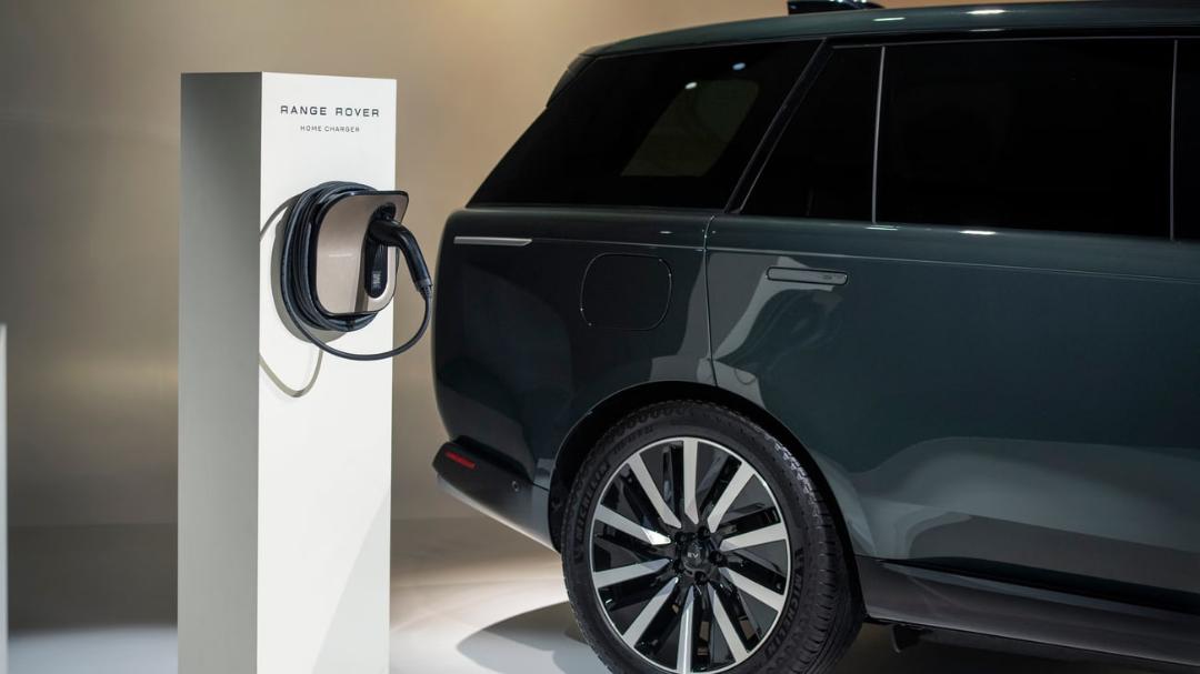 خودروی رنج‌روور (Range Rover) در حال شارژ شدن با ایستگاه شارژ خانگی