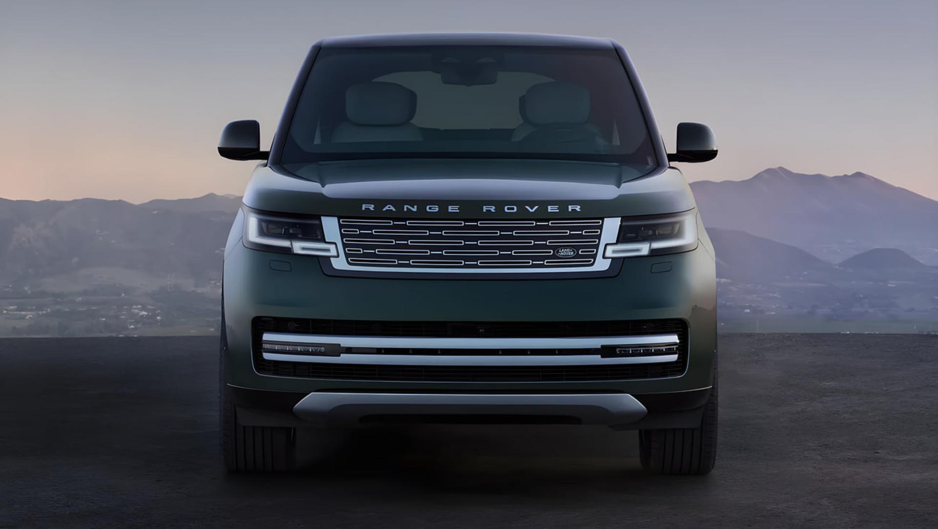 رنج‌روور (Range Rover) الکتریکی با نمای جلوی سبز تیره در طبیعت