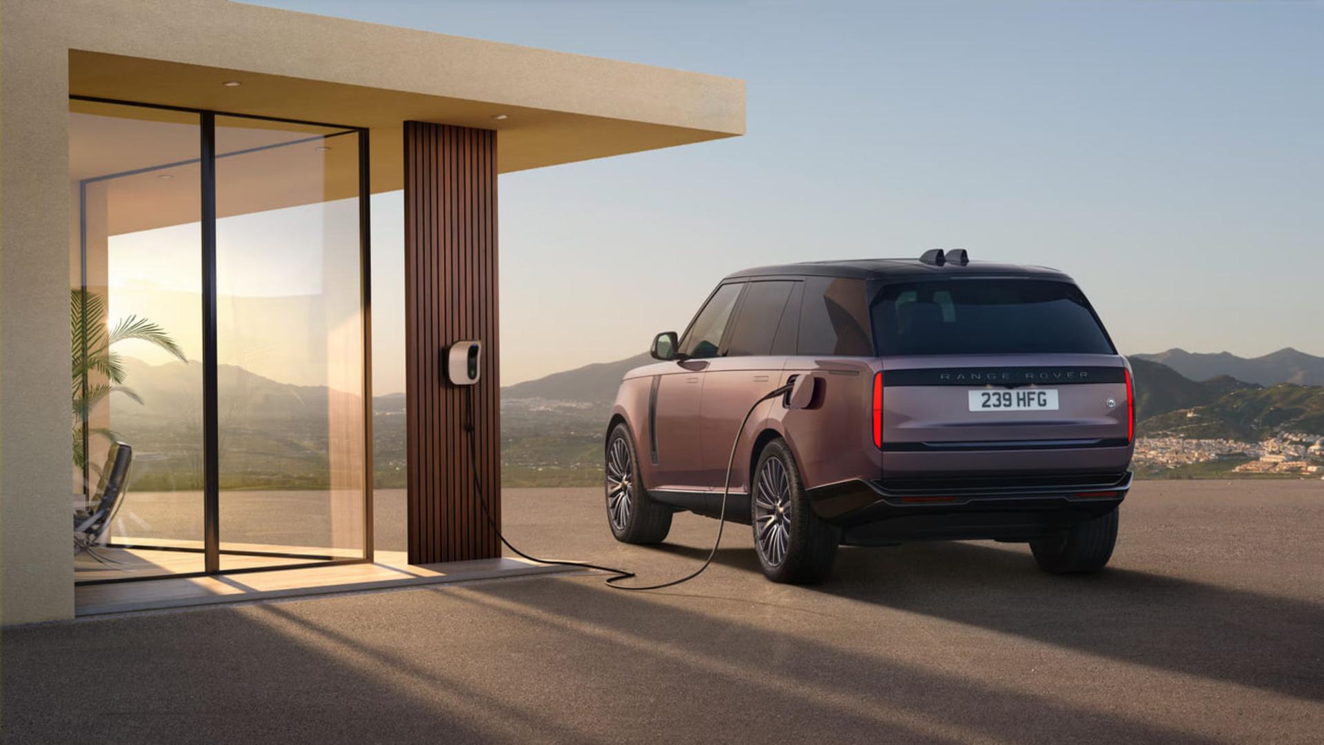 خودرو رنج‌روور (Range Rover) الکتریکی متصل به ایستگاه شارژ در فضای باز