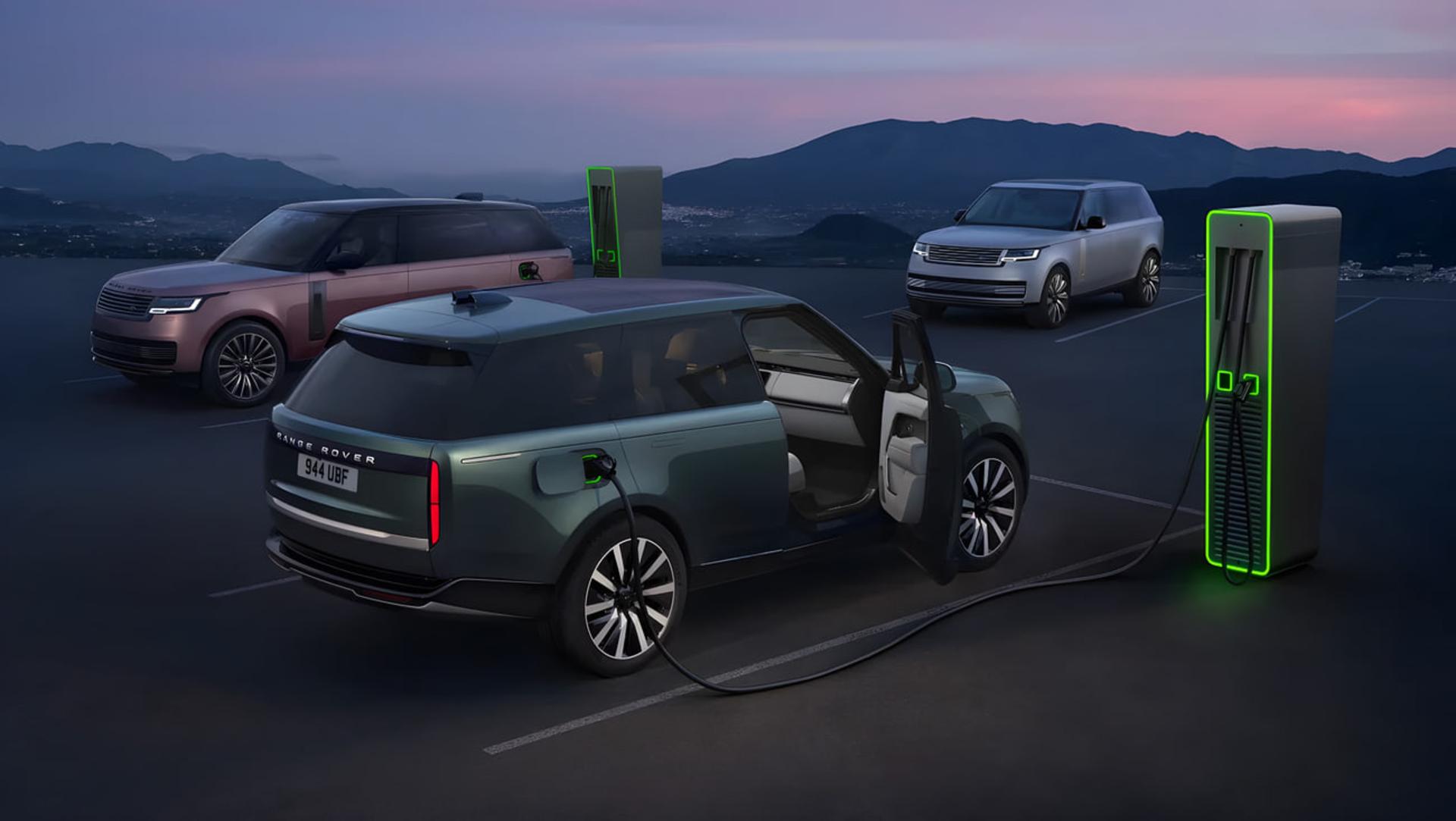 خودرو رنج‌روور (Range Rover) الکتریکی در حال شارژ شدن در ایستگاه شارژ