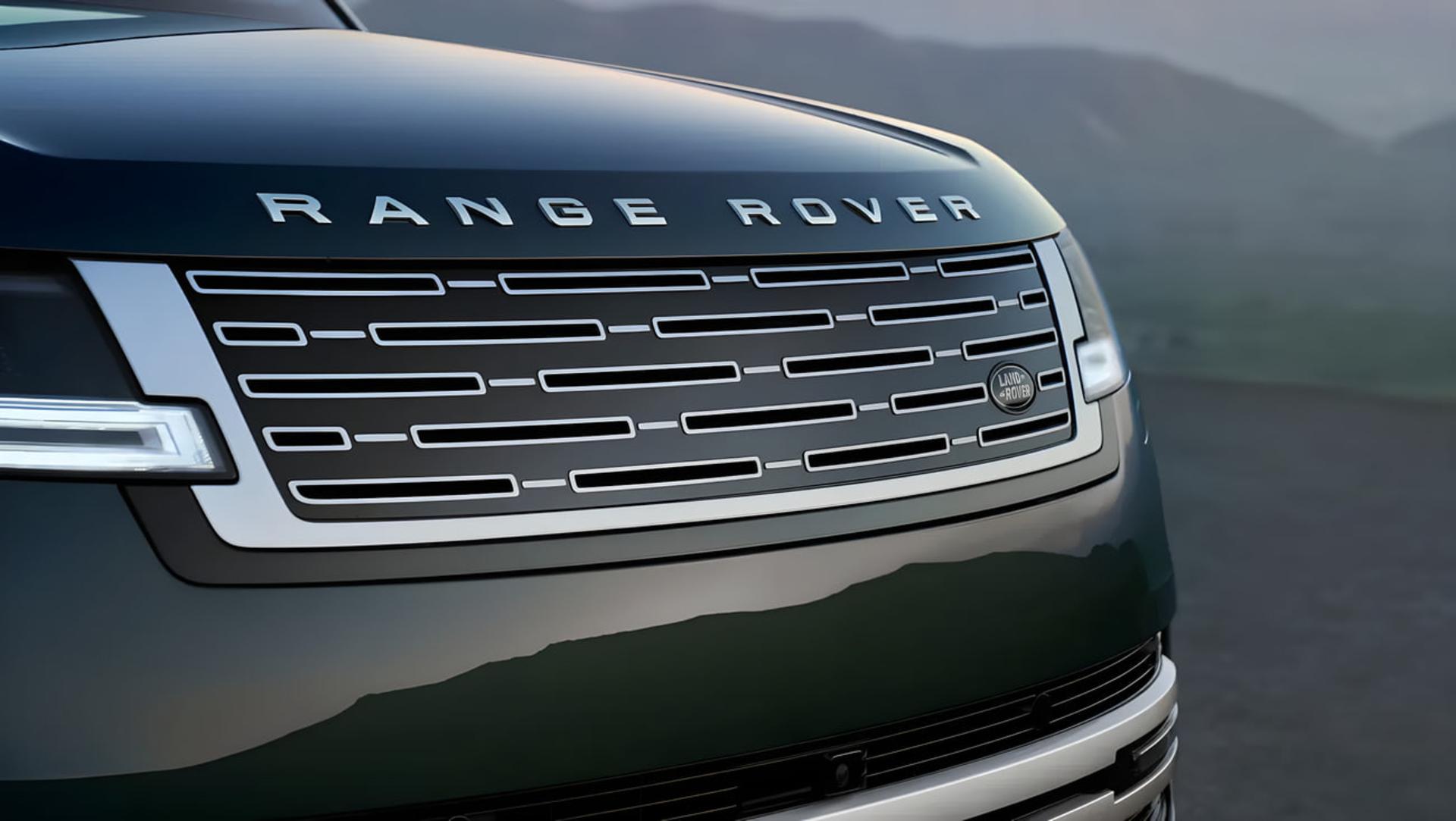 شبکه جلو و نشان رنج‌روور (Range Rover) روی بدنه خودروی برقی