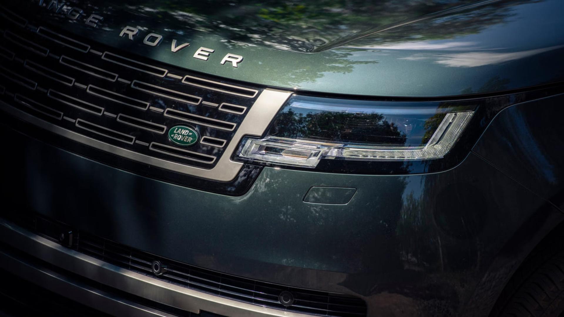 نمای نزدیک از جلوپنجره و چراغ جلوی خودروی رنج‌روور (Range Rover) الکتریکی