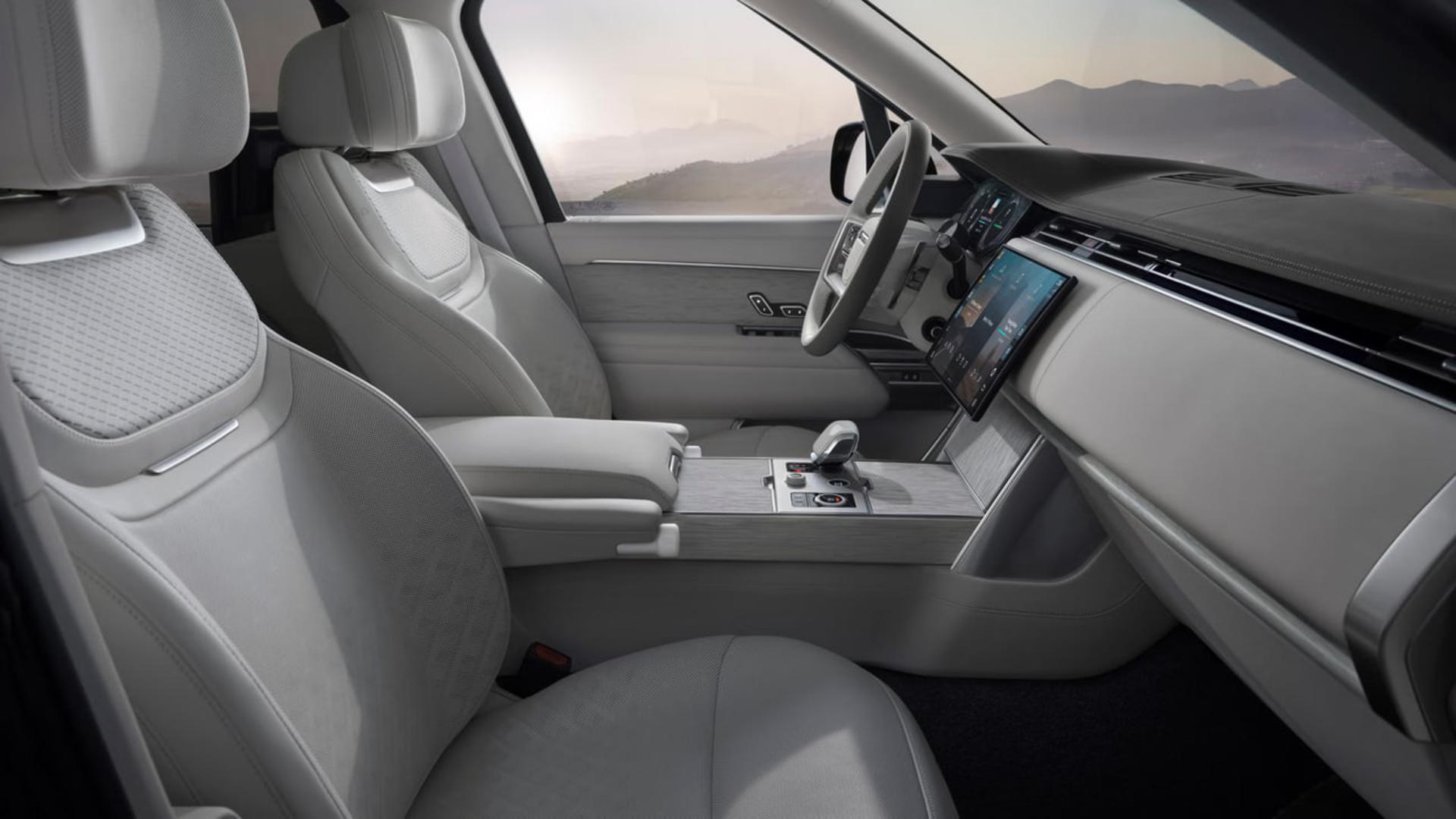 کابین لوکس و مدرن خودروی رنج‌روور (Range Rover) با صندلی‌های چرمی روشن