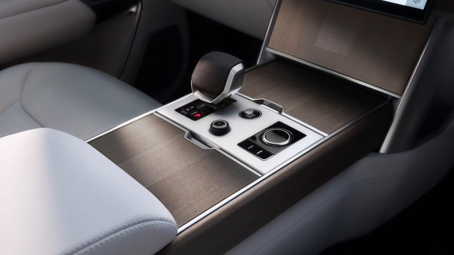 کنسول مرکزی و بخش کنترل‌های رنج‌روور (Range Rover) با روکش چوبی