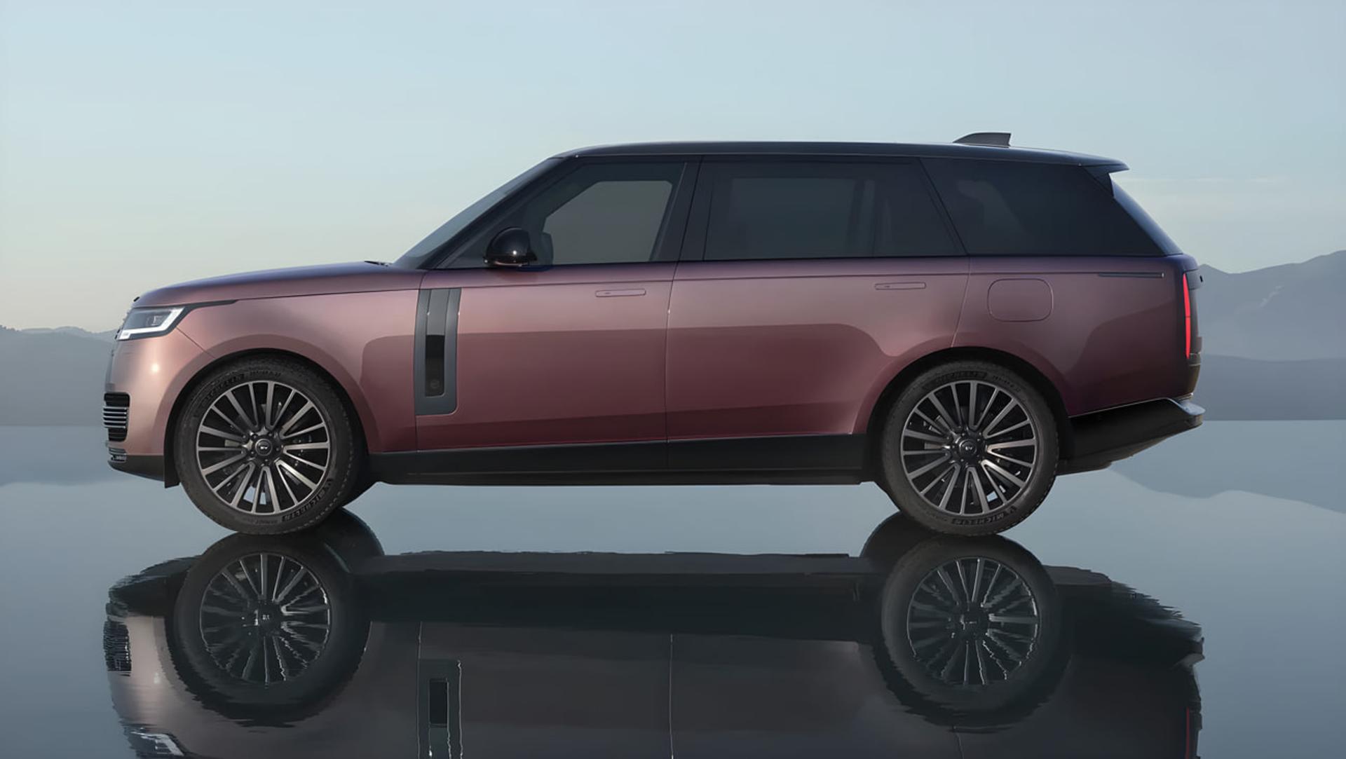 خودروی رنج‌روور (Range Rover) الکتریکی با رنگ مسی در فضای باز