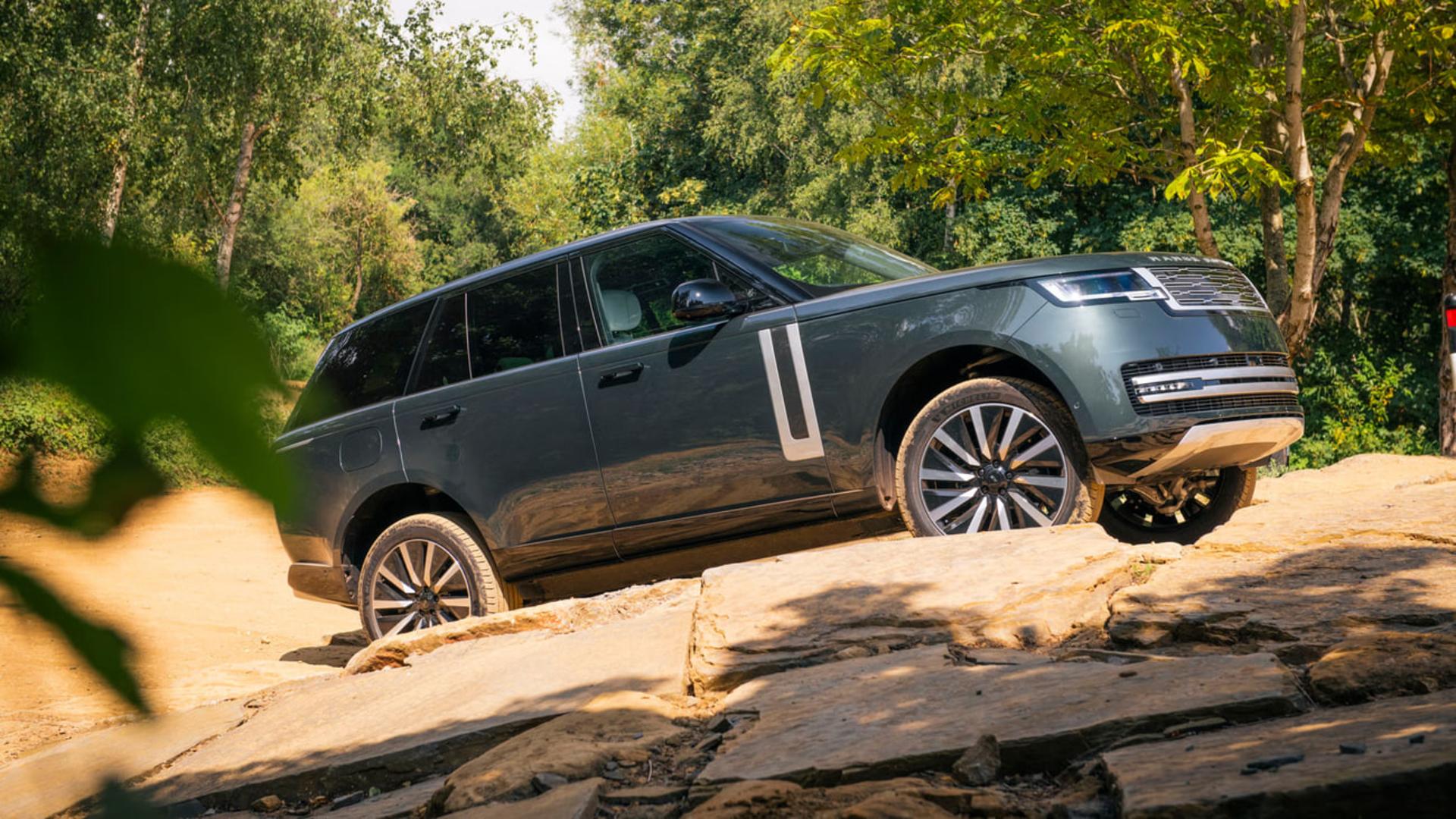 خودرو رنج‌روور (Range Rover) الکتریکی در حال حرکت روی صخره‌های ناهموار