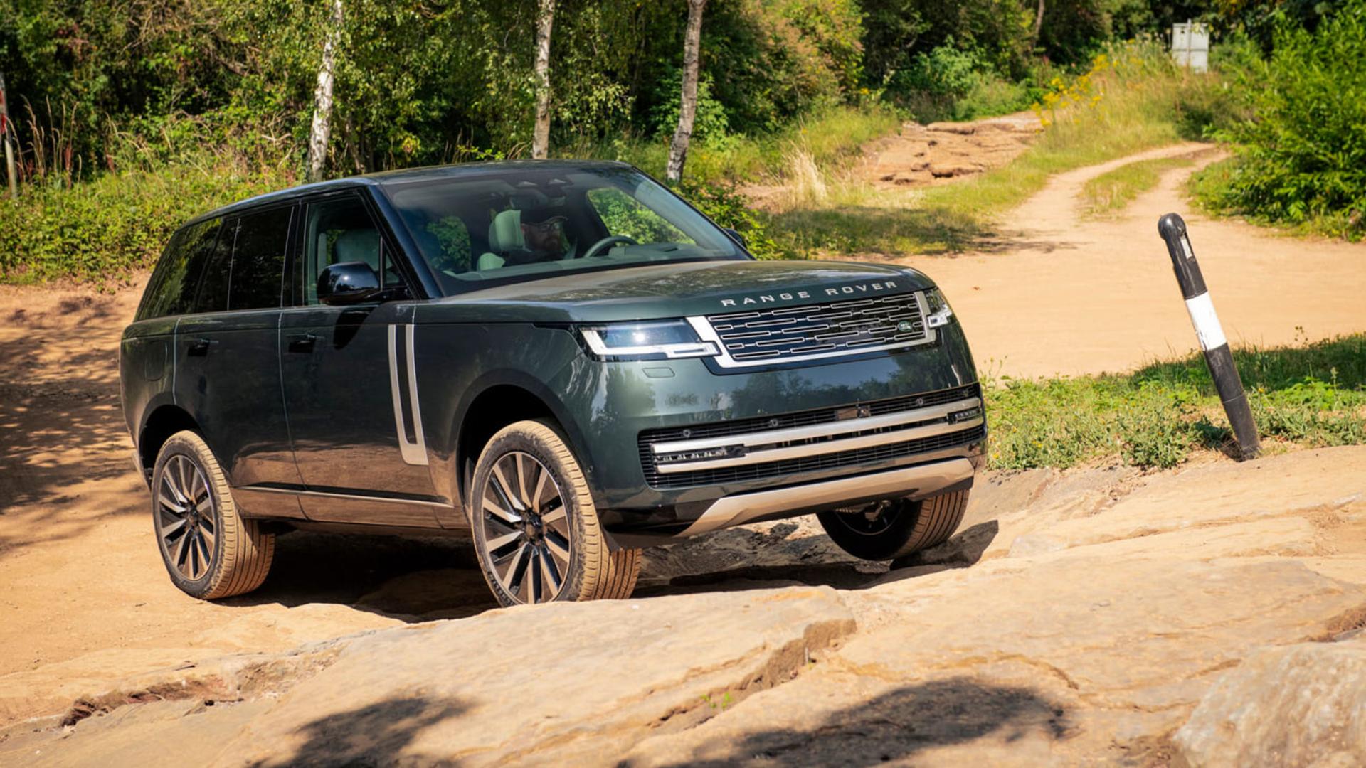خودرو رنج‌روور (Range Rover) الکتریکی در حال حرکت روی مسیر صخره‌ای